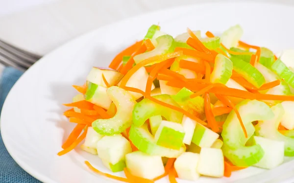 Салат с сельдереем, морковью и яблоками — стоковое фото