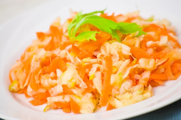 Ensalada con apio, zanahorias y manzanas — Foto de Stock