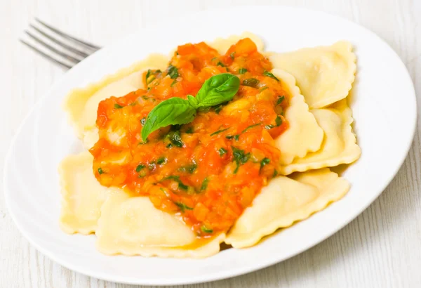 Ravioli med tomatsås och basilika — Stockfoto