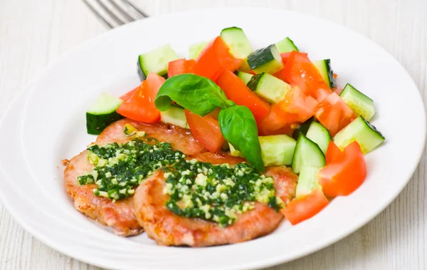 Carne con ensalada de verduras — Foto de Stock