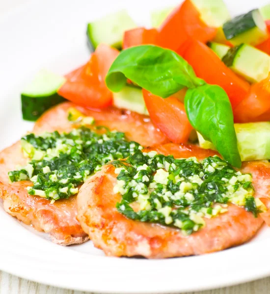 Carne con ensalada de verduras — Foto de Stock