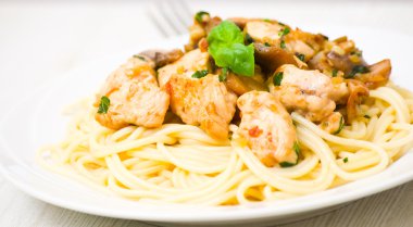 tavuk göğsü ve mantarlı makarna ile