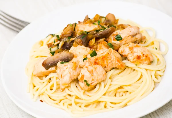 Poitrine de poulet et champignons aux pâtes — Photo