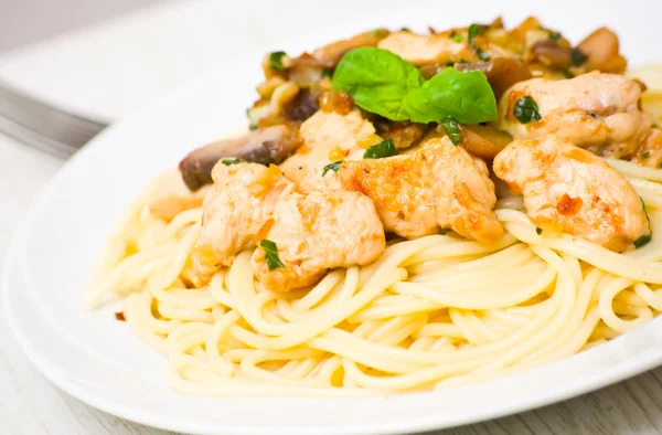 Kycklingbröst och svamp med pasta — Stockfoto