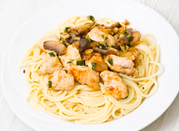 Chicken breast and mushrooms with pasta — Stock Photo, Image