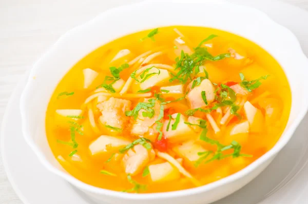 Fisksoppa med grönsaker och pasta — Stockfoto