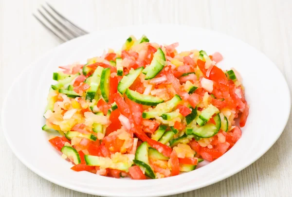 Salade de légumes frais sur assiette — Photo