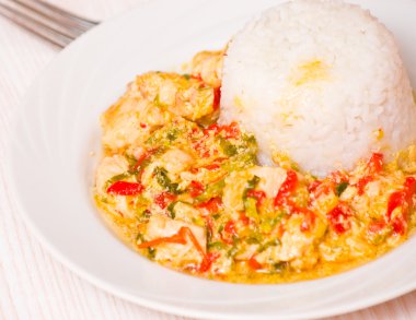 Pirinç ve sebzeli tavuk göğsü.