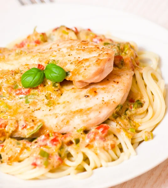 Chicken Breast with spaghetti and vegetable sauce — Stock Photo, Image