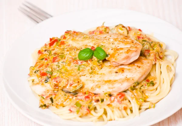 Chicken Breast with spaghetti and vegetable sauce — Stock Photo, Image