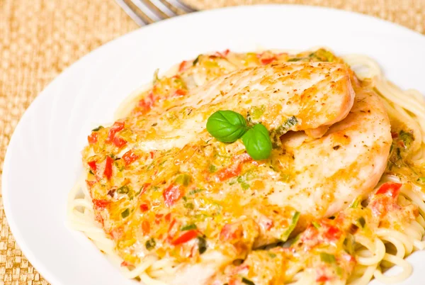 Chicken Breast with spaghetti and vegetable sauce — Stock Photo, Image