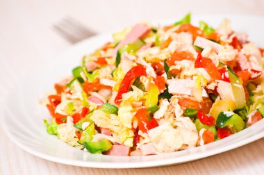 taze salata tavuk, jambon ve sebze ile