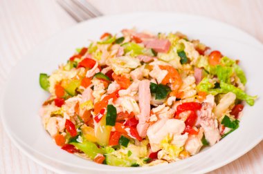 taze salata tavuk, jambon ve sebze ile