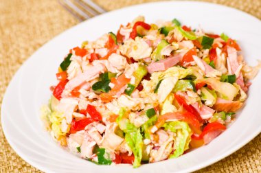 taze salata tavuk, jambon ve sebze ile