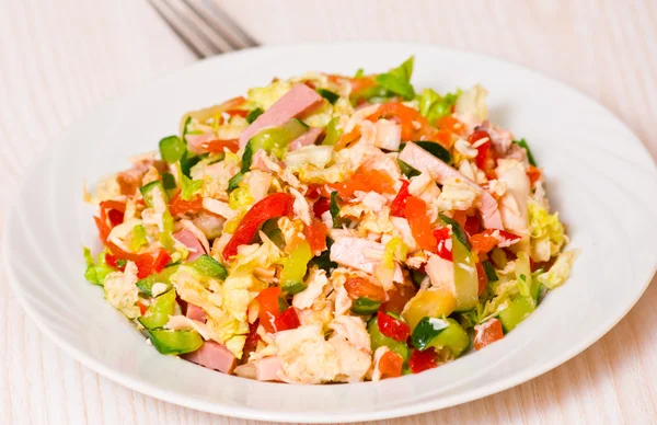 Frischer Salat mit Hühnchen, Schinken und Gemüse — Stockfoto