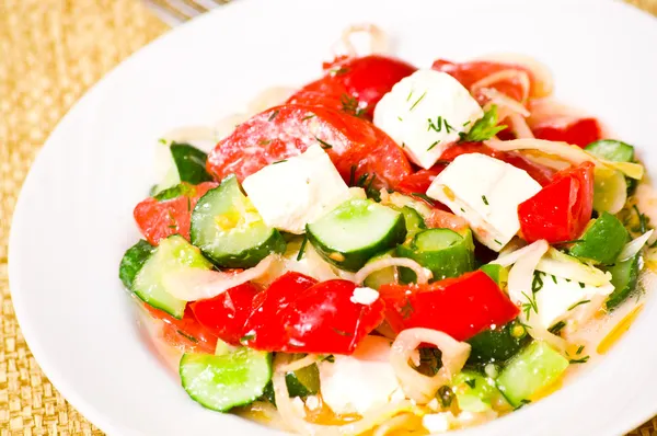 Salade fraîche dans une assiette — Photo