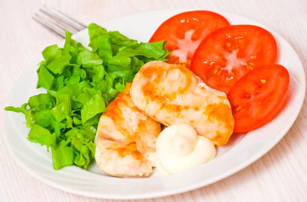 Pechugas de pollo en un plato con verduras frescas — Foto de Stock