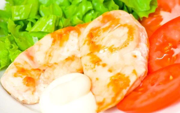 Chicken breasts on a plate with fresh vegetables — Stock Photo, Image