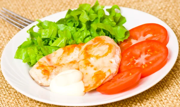 Poitrines de poulet dans une assiette de légumes frais — Photo