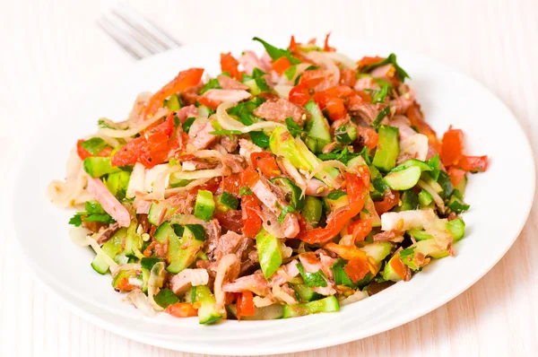 Свежий салат с мясом и овощами — стоковое фото