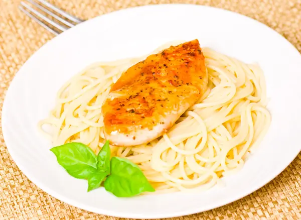 Pechuga de pollo con pasta — Foto de Stock