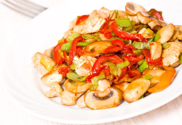 Pollo con peperoni dolci e funghi — Foto Stock