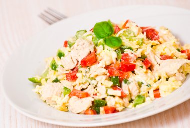 Tavuk ve sebzeli taze salata.