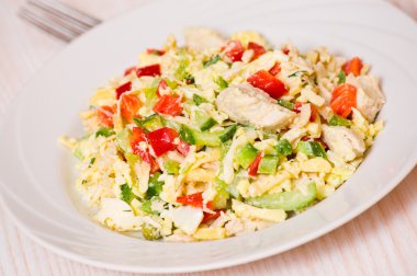 Tavuk ve sebzeli taze salata.