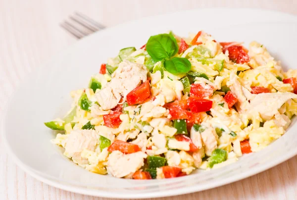 Tavuk ve sebzeli taze salata.