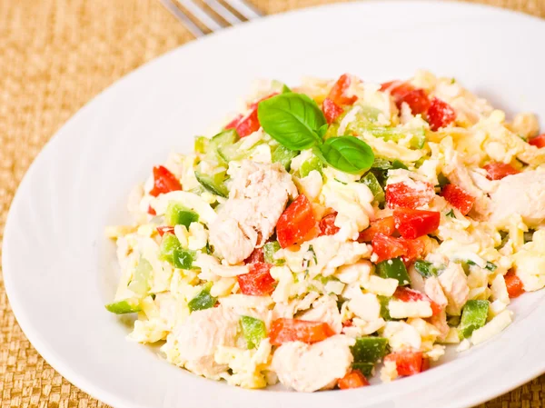 Tavuk ve sebzeli taze salata. — Stok fotoğraf