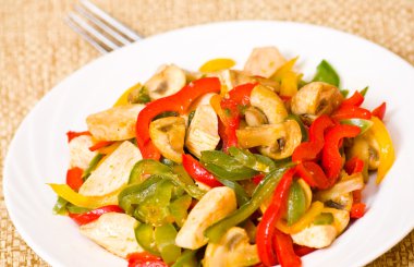 tavuk tatlı biber ve mantar ile