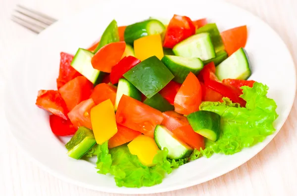 Salade de légumes frais sur assiette — Photo