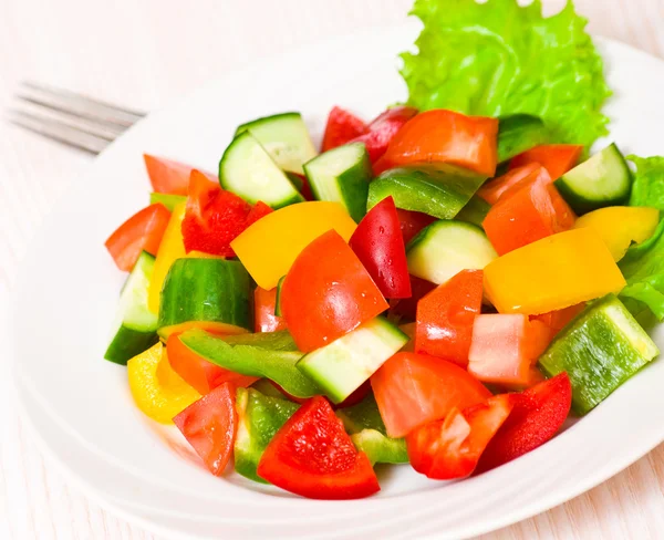 Салат из свежих овощей на тарелке — стоковое фото