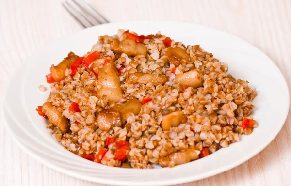 Buchweizenbrei mit Fleisch und Pfeffer — Stockfoto