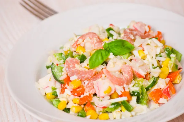 Fresh salad with shrimps and vegetables — Stock Photo, Image