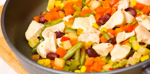 Pokrojone warzywa i pierś z kurczaka na patelni — Zdjęcie stockowe