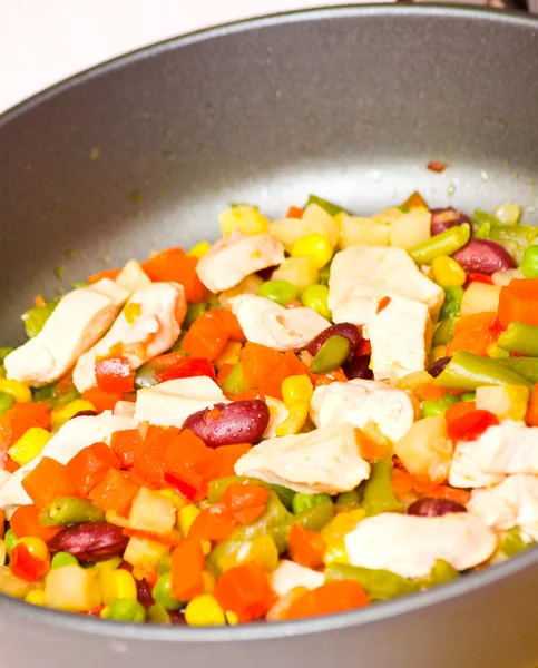 Gesneden groenten en kipfilet in pan — Stockfoto