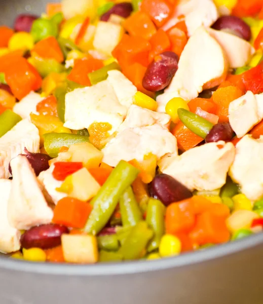 Legumes fatiados e peito de frango na panela — Fotografia de Stock