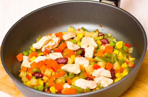 Verduras en rodajas y pechuga de pollo en sartén —  Fotos de Stock