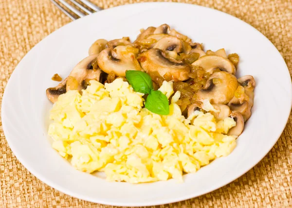 Scrambled eggs with champignon mushrooms — Stock Photo, Image
