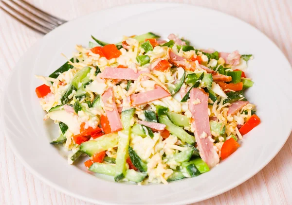 Fresh salad with cheese, ham and vegetables — Stock fotografie