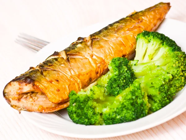 Gegrillter Fisch mit Brokkoli — Stockfoto