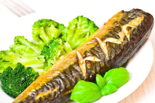 Gegrillter Fisch mit Brokkoli — Stockfoto