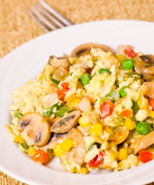 sahanda yumurta sebze ve mantar ile