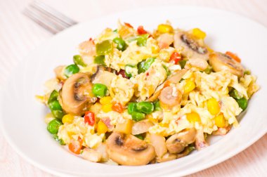 sahanda yumurta sebze ve mantar ile