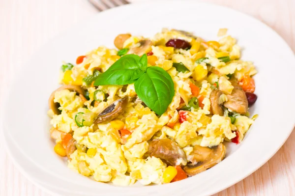 Scrambled eggs with mushrooms and vegetables — Stock Photo, Image