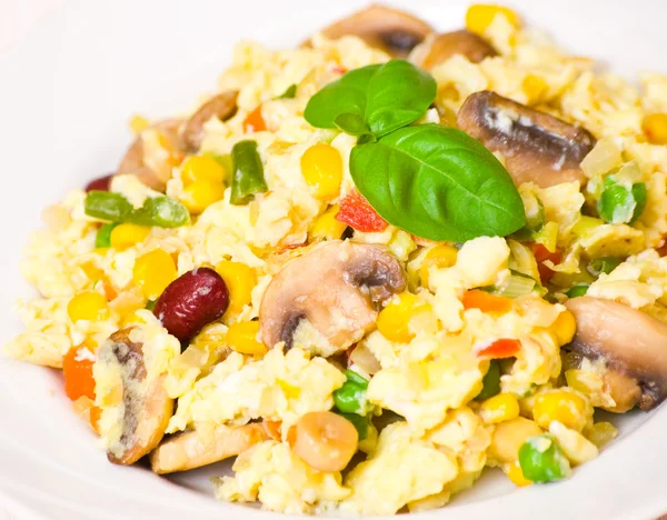 Scrambled eggs with mushrooms and vegetables — Stock Photo, Image
