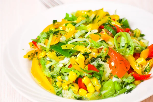 Salade de légumes frais sur assiette — Photo