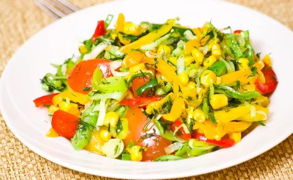 Salade de légumes frais sur assiette — Photo