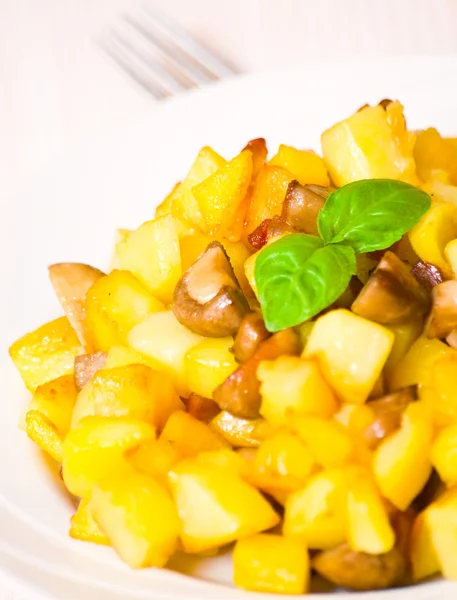 Batatas fritas com cogumelos — Fotografia de Stock